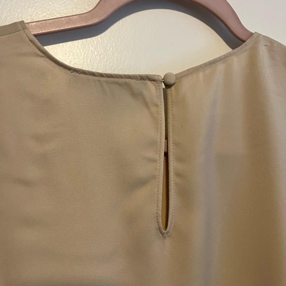 Two (2) Banana republic shell tops snow day & oyster pearl large - Picture 9 of 11